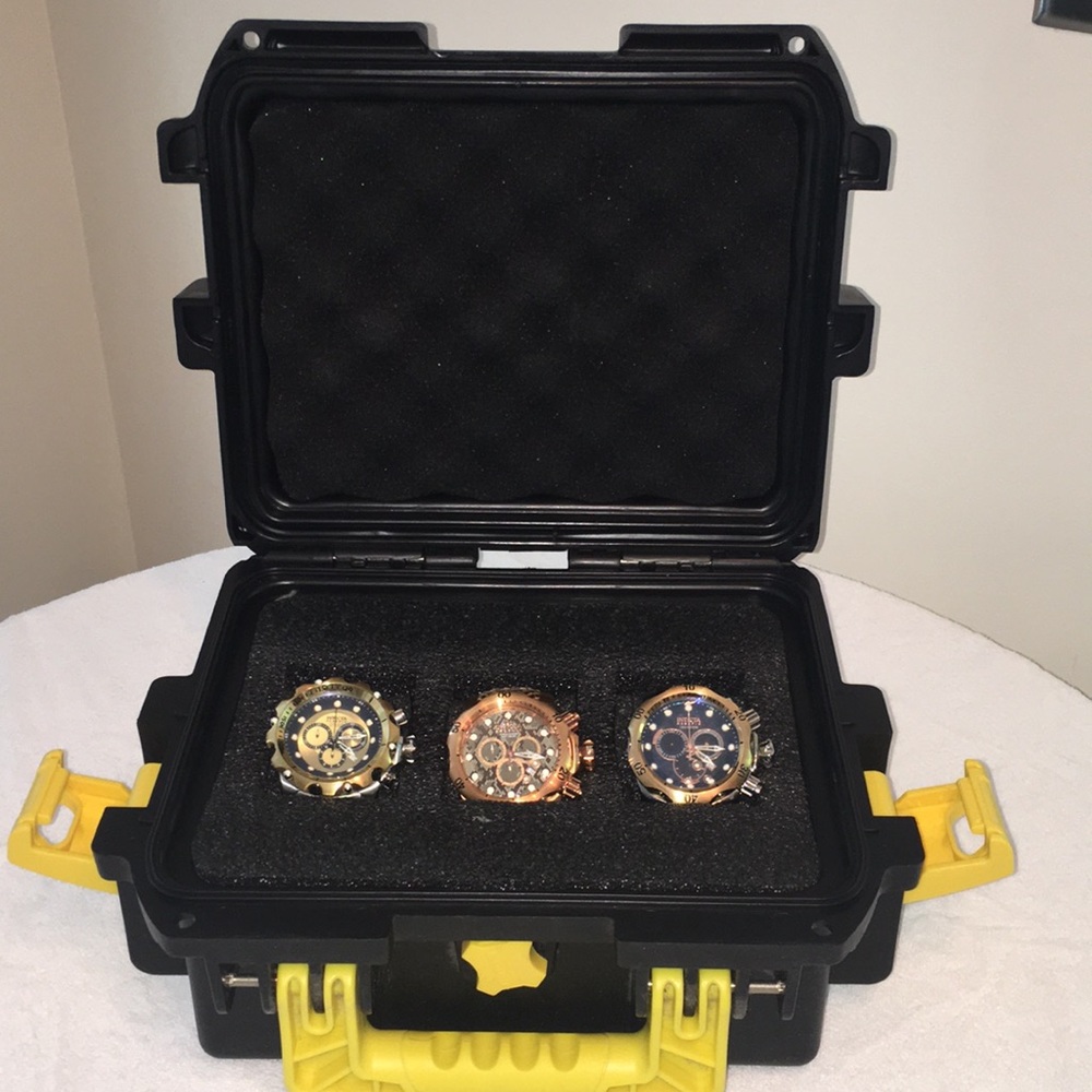 Men’s INVICTA watches with storage case